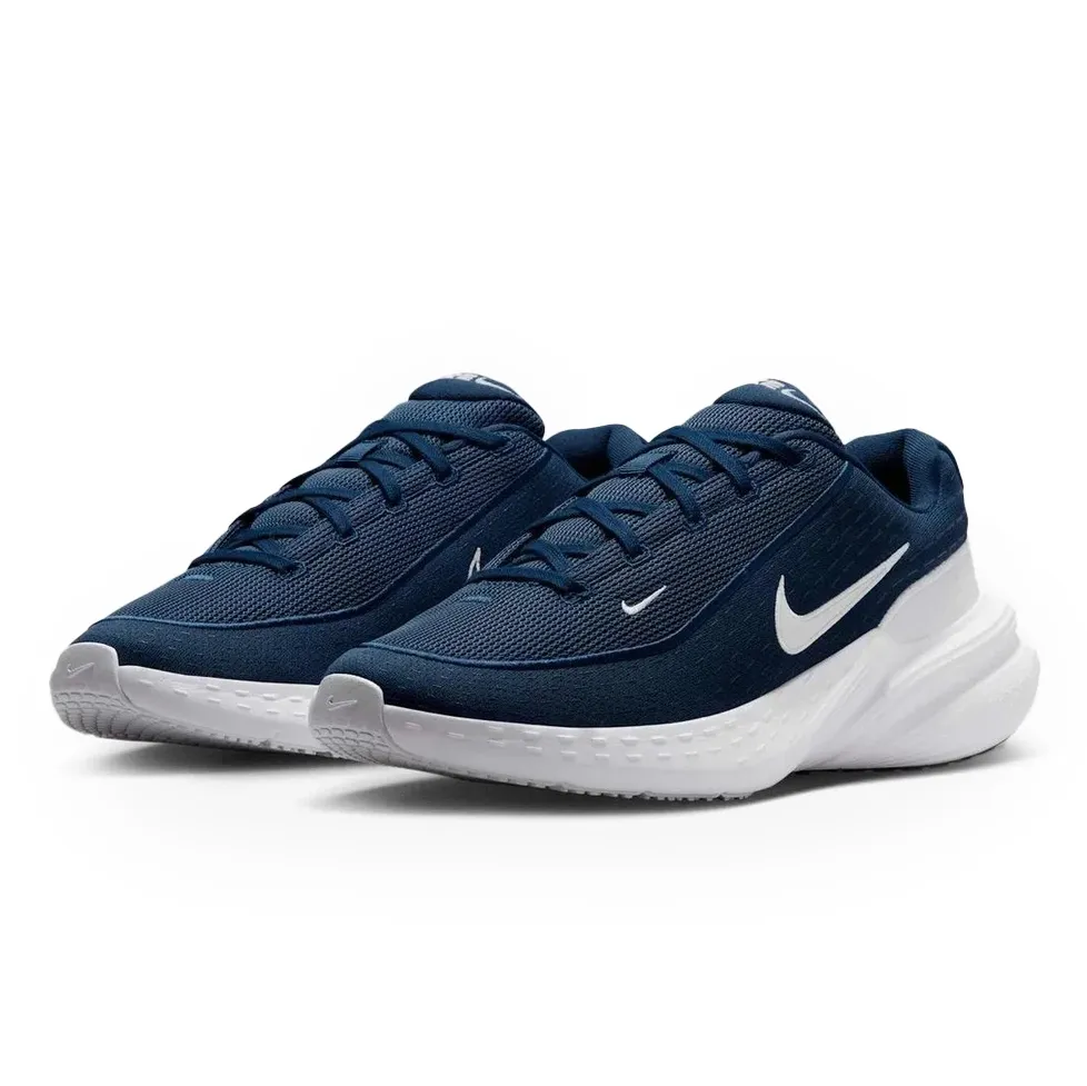 Tênis masculino Nike Uplift SC marinho com detalhes brancos, vista frontal angular destacando design e fechamento por cadarço.